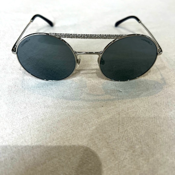 CHANEL
Interlocking CC Logo Round Sunglasses - Picture 1 of 1